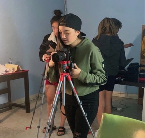 GraceKelly girl operates camera